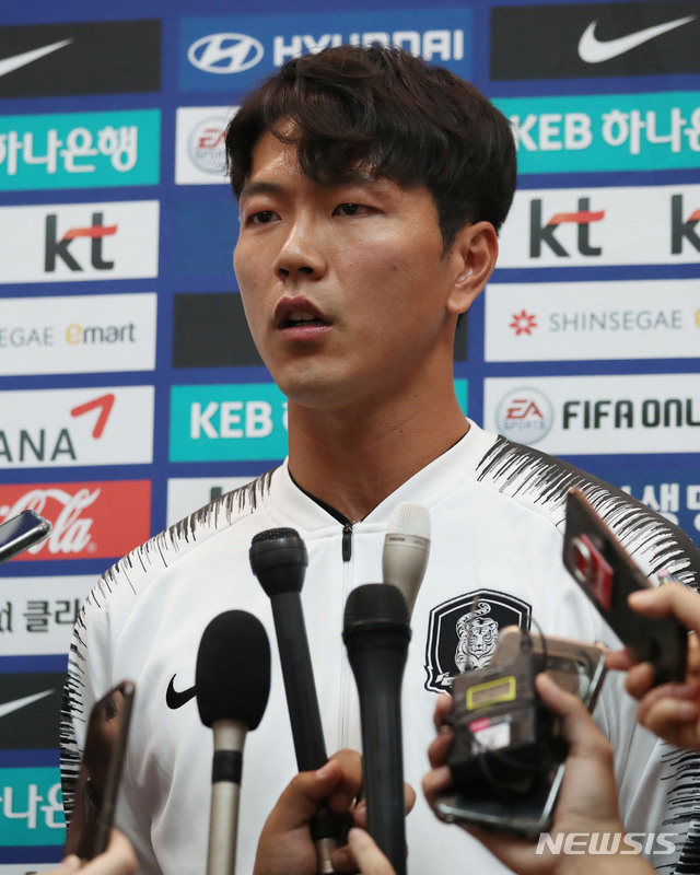 【인천=뉴시스】김진아 기자 = 한국축구대표팀 김영권이 오는 15일 평양에서 열리는 북한과의 2022 카타르 월드컵 아시아 2차 예선 H조 3차전 원정 경기에 출전하기 위해 13일 오후 인천국제공항을 통해 출국하기 전 인터뷰를 하고 있다. 대표팀은 중국 베이징을 통해 경기 전날인 14일 평양으로 이동한다. 2019.10.13. bluesoda@newsis.com