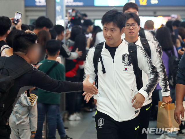 【인천=뉴시스】김진아 기자 = 한국축구대표팀 이강인이 오는 15일 평양에서 열리는 북한과의 2022 카타르 월드컵 아시아 2차 예선 H조 3차전 원정 경기에 출전하기 위해 13일 오후 인천국제공항에 들어서고 있다. 대표팀은 중국 베이징을 통해 경기 전날인 14일 평양으로 이동한다. 2019.10.13.&nbsp; bluesoda@newsis.com