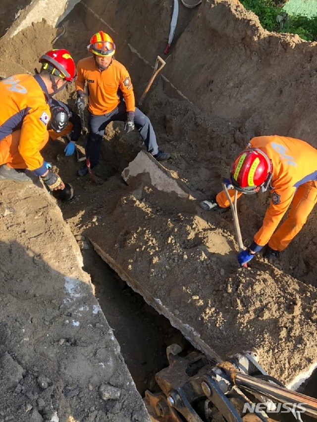 【김천=뉴시스】박홍식 기자 = 14일 오전 8시 30분께 경북 김천시 조마면 신안리 하수도 배관설치 공사현장에서 작업자 2명이 매몰돼 김천소방서 119구조대가 구조작업을 하고 있다. 2019.10.14 (사진=김천소방서 제공) photo@newsis.com