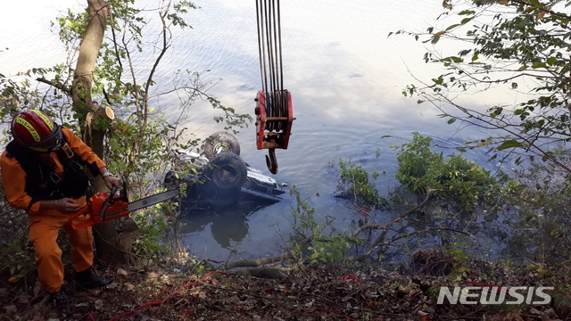 【안동=뉴시스】이은혜 기자 = 14일 오전 경북 안동 풍천면 가곡리의 한 저수지에 자동차가 빠져 있다는 신고가 접수됐다. 물에 빠진 차량에서는 A(39)씨가 숨진 채 발견됐다. 2019.10.14. (사진=경북소방본부 제공) photo@newsis.com