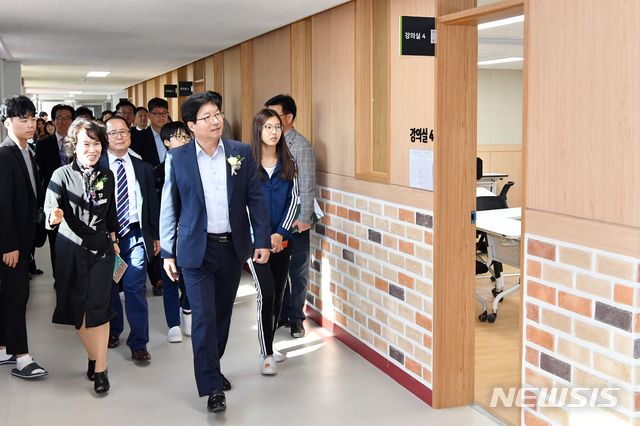 【수원=뉴시스】김경호 기자= 염태영 경기 수원시장이 14일 ‘서호 청개구리 마을’ 개관식에 앞서 내부를 둘러보고 있다. 