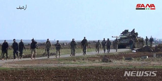 【서울=뉴시스】 시리아 정부를 대변하는 국영 사나통신은 13일(현지시간) 시리아군이 터키의 침략에 맞서기 위해 북부로 이동을 시작했다면서 북부 하사카주(州)와 알라카주를 침공 중인 터키군과 맞서게 된다고 보도했다. 사진은 사나통신이 공개한 시리아군 자료사진. 2019.10.14