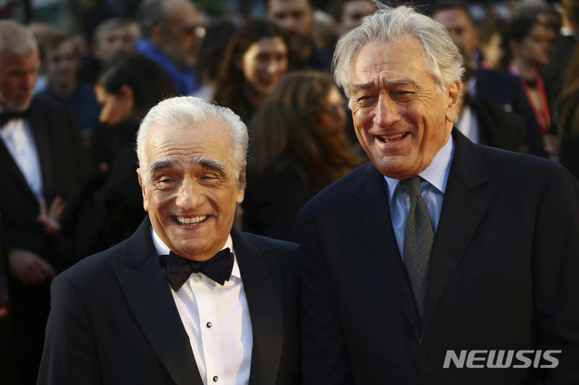 【런던=AP/뉴시스】 13일(현지시간) 런던영화제에 참여한 마틴 스코세이지(왼쪽) 감독과 로버트 드니로가 취재진을 향해 웃음을 짓고 있다. 이날 드니로는 도널드 트럼프 미국 대통령을 "괴물이다"고 표현하며 "다만 그는 너무 멍청해서 자신이 괴물인지도 모르고 있다"고 말했다. 2019.10.14.