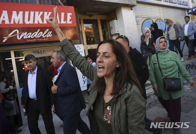 【이스탄불(터키)=AP/뉴시스】터키의 친쿠르드 성향 정당 당원들이 13일 터키 이스탄불에서 시리아에 대한 터키의 군사 공격에 항의하는 구호를 외치며 가두행진을 벌이고 있다. 터키군이 시리아 북부에 대한 터키의 공격을 비난하는 시위대를 태운 차량 대열을 공습해 민간인 5명을 포함해 최소 9명이 숨졌다고 런던에 본부를 둔 시리아인권관측소와 시리아 내 쿠르드 관리들이 13일 밝혔다. 2019.10.14