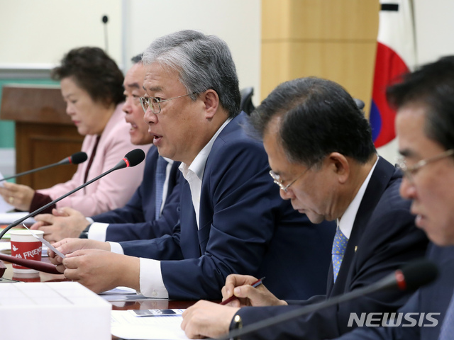 【서울=뉴시스】고승민 기자 = 14일 서울 여의도 국회 의원회관에서 열린 '대안신당 국회의원-창당준비기획단 연석회의'에서 유성엽 대표가 모두발언하고 있다. 2019.10.14.kkssmm99@newsis.com