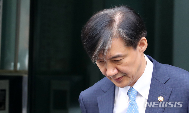 【서울=뉴시스】박주성 기자 = 조국 법무부 장관이 14일 오전 출근을 위해 서울 서초구 방배동 자택을 나서고 있다. 2019.10.14. park7691@newsis.com