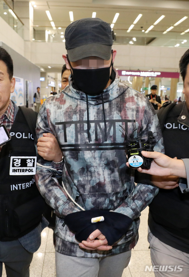 【인천=뉴시스】전신 기자 = 지난달 경남 창원에서 뺑소니 사고를 낸 후 본국으로 달아났던 카자흐스탄인이 14일 인천국제공항을 통해 국내로 송환되고 있다. 경찰청은 이날 오전 7시50분께 특정범죄가중처벌법위반(도주치상) 혐의를 받는 카자흐스탄 국적 A씨(20)가 인천국제공항에 도착해 경남진해경찰서로 인계됐다고 밝혔다. 2019.10.14. photo1006@newsis.com