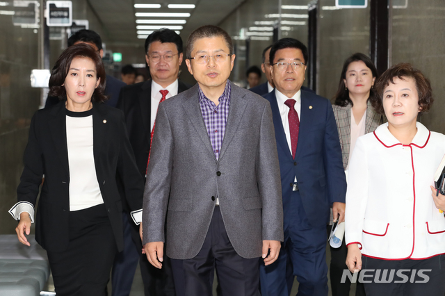 【서울=뉴시스】김명원 기자 = 14일 오전 서울 여의도 국회 자유한국당 회의실에서 열린 최고위원회의에서 황교안 대표와 나경원 원내대표 등 지도부가 회의실로 향하고 있다. 2019.10.14.&nbsp; kmx1105@newsis.com