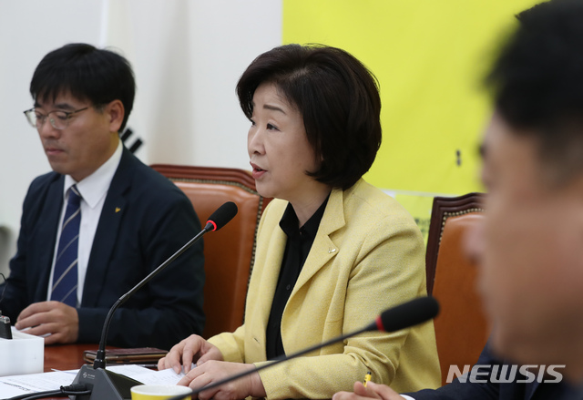 【서울=뉴시스】고승민 기자 =14일 서울 여의도 국회에서 열린 정의당 상무위원회에서 심상정 대표가 모두발언하고 있다. 2019.10.14.kkssmm99@newsis.com