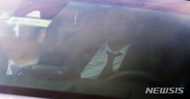 【서울=뉴시스】최진석 기자 = 윤석열 검찰총장이 14일 오전 서울 서초동 대검찰청으로 관용 차량에 탑승해 출근하고 있다. 2019.10.14.myjs@newsis.com