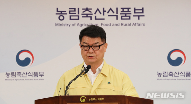 【세종=뉴시스】강종민 기자 = 오순민 농림축산식품부 방역정책국장이 14일 오전 정부세종청사에서 아프리카돼지열병(ASF) 방역 추진상황을 발표하고 있다. 2019.10.14.&nbsp; ppkjm@newsis.com