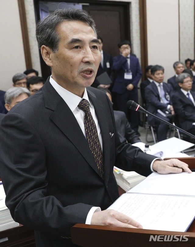 【서울=뉴시스】최진석 기자 = 민중기 서울지방법원장이 14일 오전 서초구 서울고등법원에서 열린 국회 법제사법위원회의 서울고법·서울중앙지법·서울행정법원 등에 대한 2019년 국정감사에서 업무보고를 하고 있다. 2019.10.14. photo@newsis.com