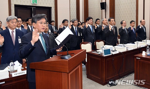 【서울=뉴시스】최진석 기자 = 14일 서울고등법원에서 열린 국회 법사위의 국정감사에서 김창보 서울고등법원장을 비롯한 기관장들이 선서를 하고 있다. 2019.10.14. photo@newsis.com