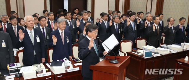 【서울=뉴시스】최진석 기자 = 김장보 서울고등법원장이 14일 서울 서초동 중앙지법에서 열린 서울중앙지방법원 국정감사에 참석, 선서를 하고 있다. 2019.10.14. photo@newsis.com