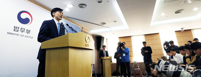 【과천=뉴시스】박주성 기자 = 조국 법무부 장관이 14일 오전 과천 정부종합청사 법무부 브리핑실에서 '직접수사 축소 등 검찰개혁 방안 브리핑'을 열고 검찰 특수부 명칭 변경과 부서 축소, 수사범위 제한 등의 내용을 담은 개정안을 발표하고 있다. 2019.10.14. park7691@newsis.com