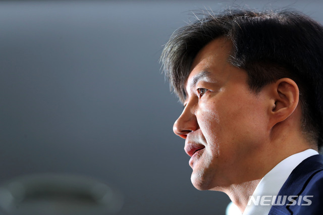 【과천=뉴시스】박주성 기자 = 조국 법무부 장관이 14일 오전 과천 정부종합청사 법무부 브리핑실에서 '직접수사 축소 등 검찰개혁 방안 브리핑'을 열고 검찰 특수부 명칭 변경과 부서 축소, 수사범위 제한 등의 내용을 담은 개정안을 발표하고 있다. 2019.10.14. park7691@newsis.com