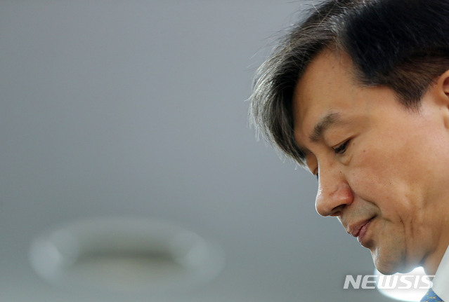 【과천=뉴시스】박주성 기자 = 조국 법무부 장관이 14일 오전 과천 정부종합청사 법무부 브리핑실에서 '직접수사 축소 등 검찰개혁 방안 브리핑'을 열고 검찰 특수부 명칭 변경과 부서 축소, 수사범위 제한 등의 내용을 담은 개정안을 발표하고 있다. 2019.10.14.&nbsp; park7691@newsis.com