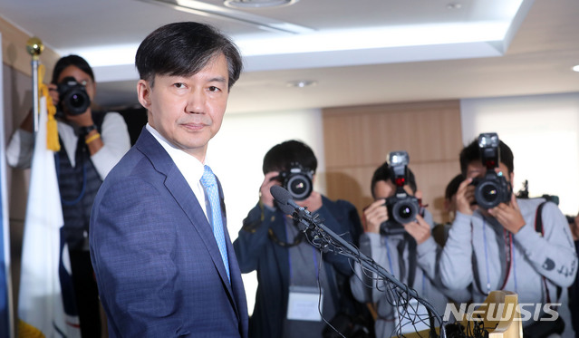 【과천=뉴시스】박주성 기자 = 조국 법무부 장관이 14일 오전 과천 정부종합청사 법무부 브리핑실에서 '직접수사 축소 등 검찰개혁 방안 브리핑'을 열고 검찰 특수부 명칭 변경과 부서 축소, 수사범위 제한 등의 내용을 담은 개정안을 발표하고 있다. 2019.10.14. park7691@newsis.com