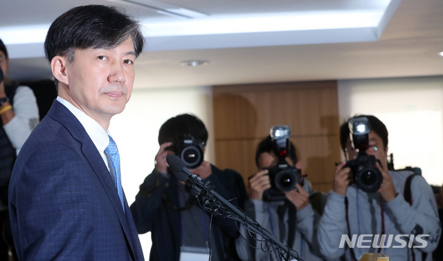 【과천=뉴시스】박주성 기자 = 조국 법무부 장관이 14일 오전 과천 정부종합청사 법무부 브리핑실에서 '직접수사 축소 등 검찰개혁 방안 브리핑'을 열고 개정안을 발표하고 있다. 2019.10.14. park7691@newsis.com