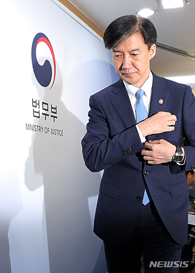 【과천=뉴시스】박주성 기자 = 조국 법무부 장관이 14일 오전 과천 정부종합청사 법무부 브리핑실에서 '직접수사 축소 등 검찰개혁 방안 브리핑'을 열고 검찰 특수부 명칭 변경과 부서 축소, 수사범위 제한 등의 내용을 담은 개정안 발표 후 취재진과 질의 답변을 위해 자리를 이동하고 있다. 2019.10.14. park7691@newsis.com