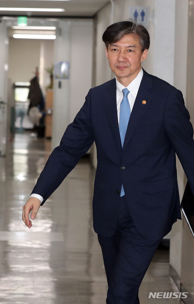 【과천=뉴시스】박주성 기자 = 조국 법무부 장관이 14일 오전 '직접수사 축소 등 검찰개혁 방안 브리핑'을 위해 과천 정부종합청사 법무부 브리핑실로 입장하고 있다. 이날 조 장관은 '직접수사 축소 등 검찰개혁 방안 브리핑'을 열고 검찰 특수부 명칭 변경과 부서 축소, 수사범위 제한 등의 내용을 담은 개정안을 발표했다. 2019.10.14. park7691@newsis.com