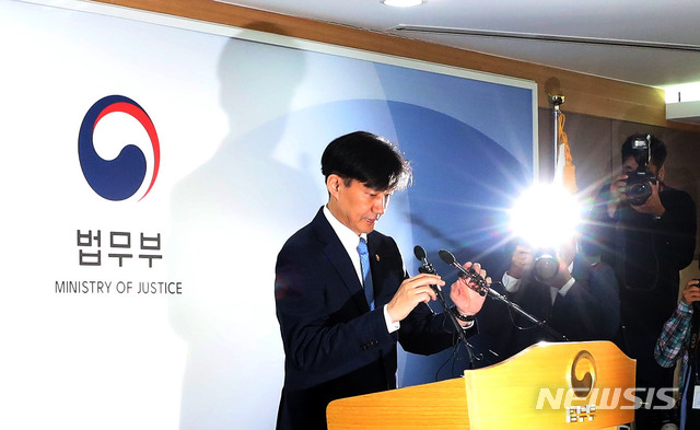 【과천=뉴시스】박주성 기자 = 조국 법무부 장관이 14일 오전 과천 정부종합청사 법무부 브리핑실에서 '직접수사 축소 등 검찰개혁 방안 브리핑'을 열고 검찰 특수부 명칭 변경과 부서 축소, 수사범위 제한 등의 내용을 담은 개정안 발표를 위해 마이크를 만지고 있다. 2019.10.14. park7691@newsis.com