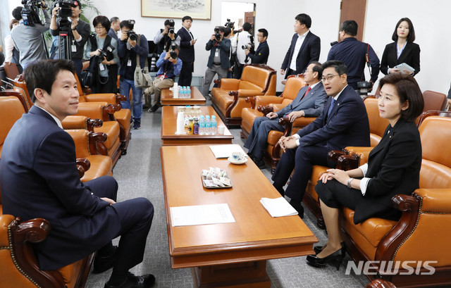 【서울=뉴시스】 장세영 기자 = 이인영 (왼쪽 부터)더불어민주당, 나경원 자유한국당, 오신환 바른미래당 원내대표가 14일 오전 서울 여의도 국회 운영위원장실에서 여야3당 원내대표 회동을 하고 있다. 2019.10.14. photothink@newsis.com