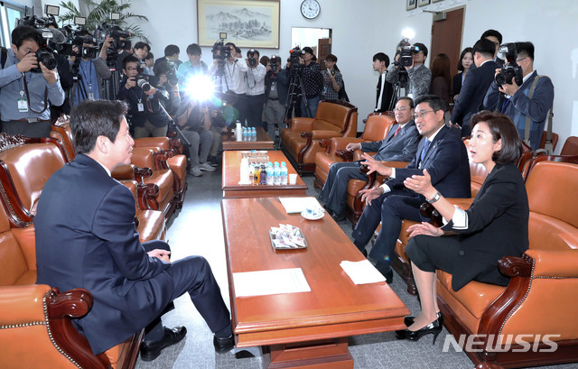 【서울=뉴시스】 장세영 기자 = 이인영 (왼쪽 부터)더불어민주당, 나경원 자유한국당, 오신환 바른미래당 원내대표가 14일 오전 서울 여의도 국회 운영위원장실에서 여야3당 원내대표 회동을 하고 있다. 2019.10.14. photothink@newsis.com