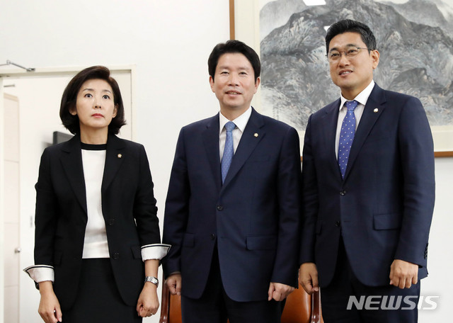 【서울=뉴시스】 장세영 기자 = 이인영 (가운데)더불어민주당, 나경원 (왼쪽) 자유한국당, 오신환 바른미래당 원내대표가 14일 오전 서울 여의도 국회 운영위원장실에서 여야3당 원내대표 회동을 하고 있다. 2019.10.14. photothink@newsis.com