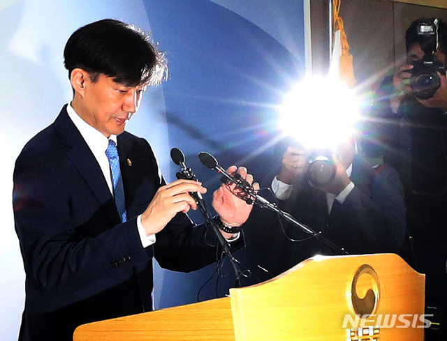 【과천=뉴시스】박주성 기자 = 조국 법무부 장관이 14일 오전 과천 정부종합청사 법무부 브리핑실에서 '직접수사 축소 등 검찰개혁 방안 브리핑'을 열고 검찰 특수부 명칭 변경과 부서 축소, 수사범위 제한 등의 내용을 담은 개정안 발표를 위해 마이크를 만지고 있다. 2019.10.14.&nbsp; park7691@newsis.com 