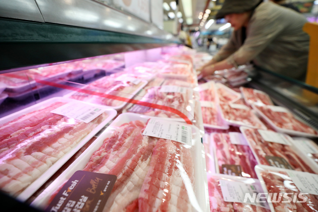 【서울=뉴시스】전신 기자 = 아프리카돼지열병(ASF) 발병 초기 급등했던 돼지고기 가격이 소비심리 위축과 유통물량 증가 영향으로 떨어지고 있는 가운데 14일 서울 한 대형마트에서 시민들이 돼지고기를 살펴보고 있다. 2019.10.14. photo1006@newsis.com