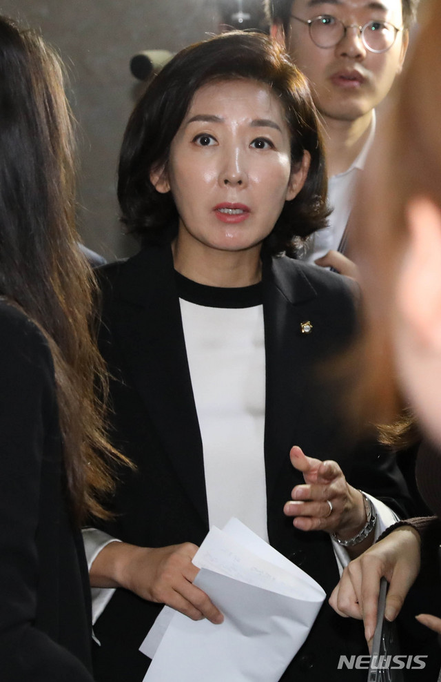 【서울=뉴시스】 장세영 기자 = 나경원 자유한국당 원내대표가 14일 오전 서울 여의도 국회 운영위원장실에 여야3당 원내대표 회동을 위해 입장하고 있다. 2019.10.14. photothink@newsis.com
