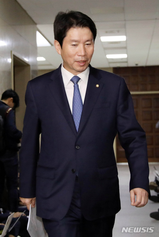 【서울=뉴시스】 장세영 기자 = 이인영 더불어민주당 원내대표가 14일 오전 서울 여의도 국회 운영위원장실에 여야3당 원내대표 회동을 위해 입장하고 있다. 2019.10.14. photothink@newsis.com