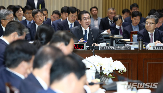 【서울=뉴시스】이영환 기자 = 박원순 서울시장이 14일 오전 서울 중구 서울시청 대회의실에서 열린 2019년 국회 행정안전위원회 서울시청 국정감사에 참석해 의원들의 질의에 답하고 있다. 2019.10.14. 20hwan@newsis.com