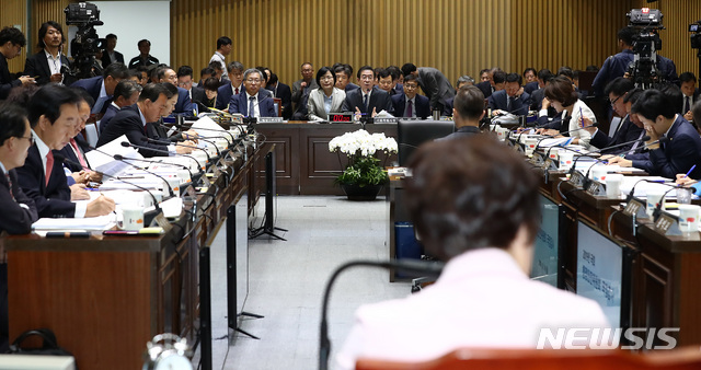 【서울=뉴시스】이영환 기자 = 박원순 서울시장이 14일 오전 서울 중구 서울시청 대회의실에서 열린 2019년 국회 행정안전위원회 서울시청 국정감사에 참석해 의원들의 질의에 답하고 있다. 2019.10.14. 20hwan@newsis.com