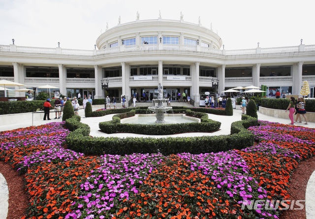 【도랄(미 플로리다주)=AP/뉴시스】미 플로리다주 도랄에 있는 도널드 트럼프 대통령 소유의 도랄 마이애미 리조트의 클럽하우스 전경. 지난주 이곳에서 트럼프 대통령 지지자들이 참석한 가운데 열린 '아메리칸 프라이어티' 회의에서 대통령을 닮은 사람이 자신의 정적들과 자신에게 적대적인 언론들을 총으로 쏘고나 흉기로 공격하는 매우 폭력적인 패러디 동영상이 상영됐다고 뉴욕 타임스가 13일(현지시간) 보도했다. 2019.10.14