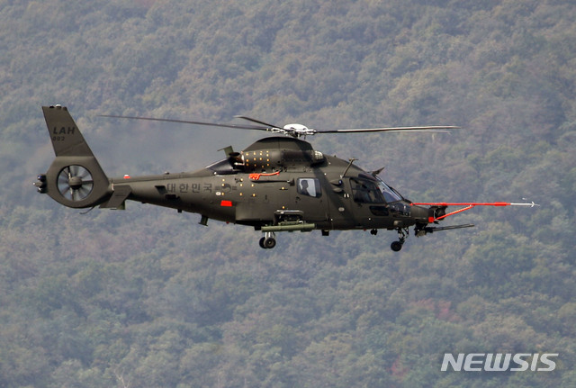 【성남=뉴시스】박미소 기자 = 서울 국제 항공우주 및 방위산업 전시회 2019(서울 ADEX 2019)' 미디어데이가 열린 14일 오전 경기 성남 서울공항에서 소형무장헬기(LAH)가 시범비행하고 있다. 2019.10.14. misocamera@newsis.com