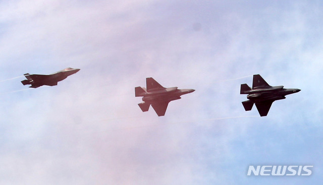 【성남=뉴시스】박미소 기자 = 서울 국제 항공우주 및 방위산업 전시회 2019(서울 ADEX 2019)' 미디어데이가 열린 14일 오전 경기 성남 서울공항에서 F-35A가 시범비행하고 있다. 2019.10.14. misocamera@newsis.com
