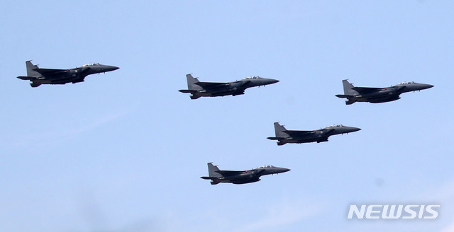【성남=뉴시스】박미소 기자 = 서울 국제 항공우주 및 방위산업 전시회 2019(서울 ADEX 2019)' 미디어데이가 열린 14일 오전 경기 성남 서울공항에서 F-15K 슬램이글이 시범비행하고 있다. 2019.10.14. misocamera@newsis.com