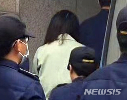 【제주=뉴시스】 우장호 기자 = '제주 전 남편 살해 사건' 피고인 고유정(36)이 14일 제주지방법원에서 열린 5차 공판에 참석하기 위해 법정에 출석하고 있다. 2019.10.14. woo1223@newsis.com