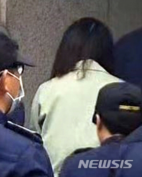 【제주=뉴시스】우장호 기자 = '제주 전 남편 살해 사건' 피고인 고유정(36)이 14일 제주지방법원에서 열린 5차 공판에 참석하기 위해 법정에 출석하고 있다. 2019.10.14. woo1223@newsis.com