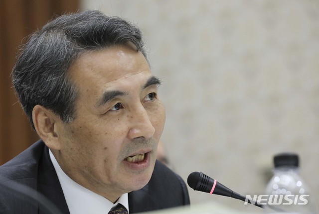 【서울=뉴시스】최진석 기자 = 민중기 서울중앙지방법원장이 지난해 10월14일 서울고법에서 열린 국회 법제사법위원회 국정감사에서 답변하고 있다. 2019.10.14.myjs@newsis.com