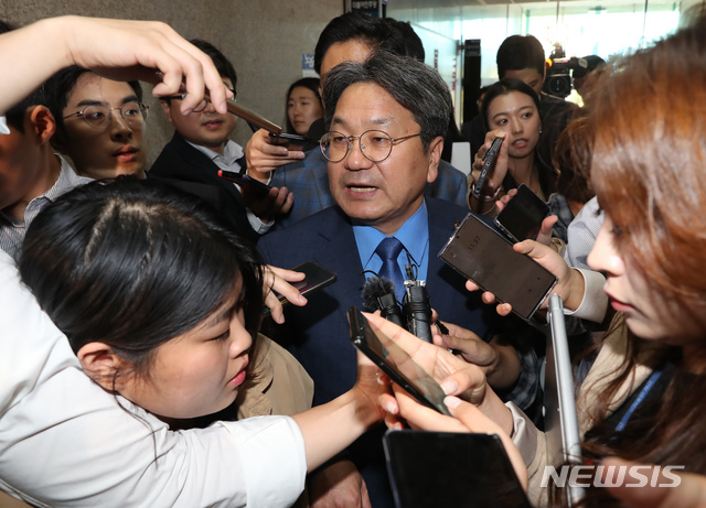 【서울=뉴시스】고승민 기자 = 조국 법무부 장관이 사퇴 의사를 밝힌 14일 서울 여의도 국회에서 강기정 청와대 정무수석이 이해찬 민주당 대표와 이인영 원내대표와 회동한 뒤 대표실을 나서고 있다. 2019.10.14.kkssmm99@newsis.com