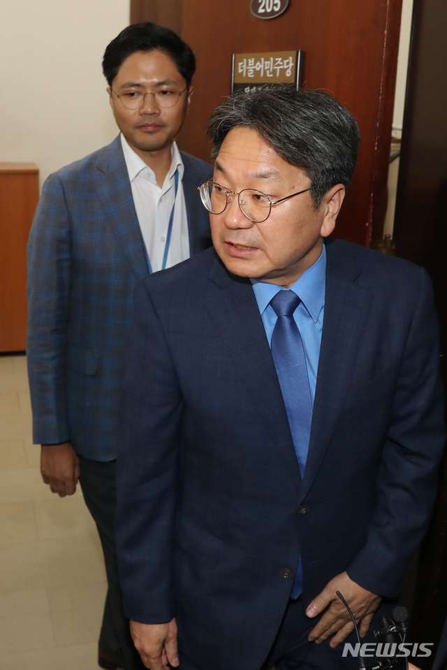 【서울=뉴시스】고승민 기자 = 조국 법무부 장관이 사퇴 의사를 밝힌 14일 서울 여의도 국회에서 강기정 청와대 정무수석이 이해찬 민주당 대표와 이인영 원내대표와 회동한 뒤 대표실을 나서고 있다. 2019.10.14.kkssmm99@newsis.com