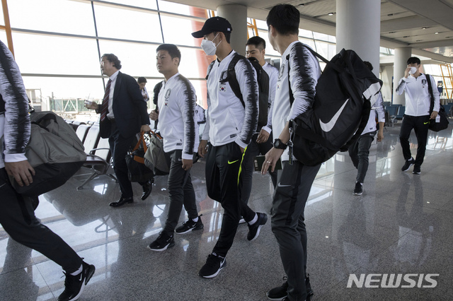 【베이징=AP/뉴시스】벤투 감독이 이끄는 대한민국 축구 대표 선수단이 14일(현지시간) 중국 베이징 공항에서 평양 행 에어 차이나 항공기에 탑승할 준비를 하고 있다.대표팀은 15일 평양에서 북한과 카타르월드컵 2차 예선을 치른다. 2019.10.14.