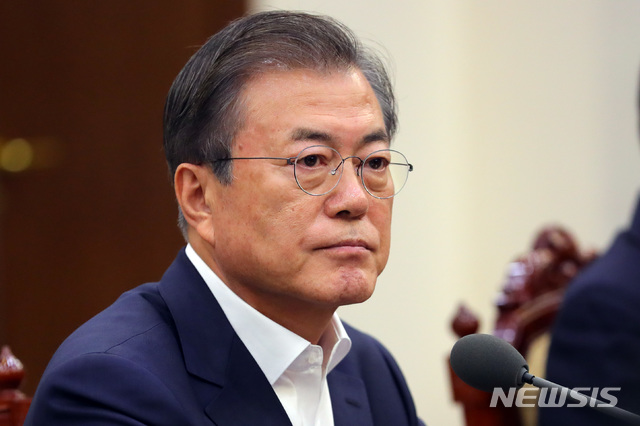 【서울=뉴시스】배훈식 기자 = 문재인 대통령이 14일 청와대 여민관에서 열린 수석·보좌관회의에 참석, 심각한 표정을 하고 있다. 2019.10.14. dahora83@newsis.com