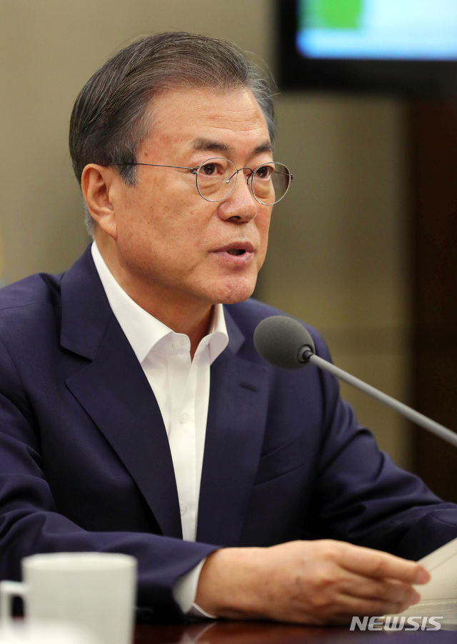 【서울=뉴시스】배훈식 기자 = 문재인 대통령이 14일 청와대 여민관에서 열린 수석·보좌관회의에 참석, 발언을 하고 있다. 2019.10.14. dahora83@newsis.com