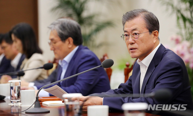 【서울=뉴시스】배훈식 기자 = 문재인 대통령이 14일 청와대 여민관에서 열린 수석·보좌관회의에 참석, 발언을 하고 있다. 2019.10.14.&nbsp; dahora83@newsis.com