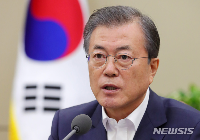 【서울=뉴시스】배훈식 기자 = 문재인 대통령이 14일 청와대 여민관에서 열린 수석·보좌관회의에 참석, 발언을 하고 있다. 2019.10.14. dahora83@newsis.com