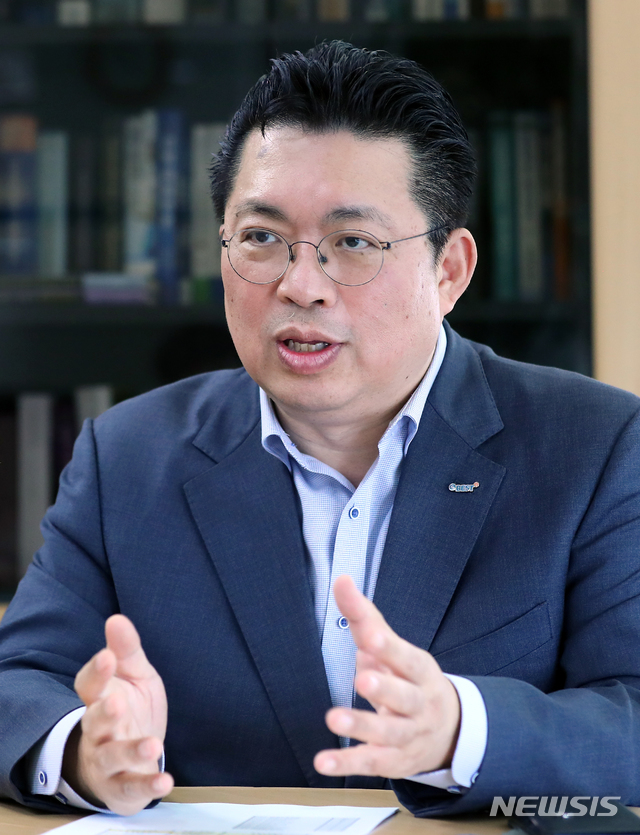 【서울=뉴시스】전신 기자 = 윤지호 이베스트투자증권 리서치센터장이 14일 서울 여의도 이베스트투자증권 본사에서 뉴시스와 인터뷰를 하고 있다. 2019.10.14. photo1006@newsis.com